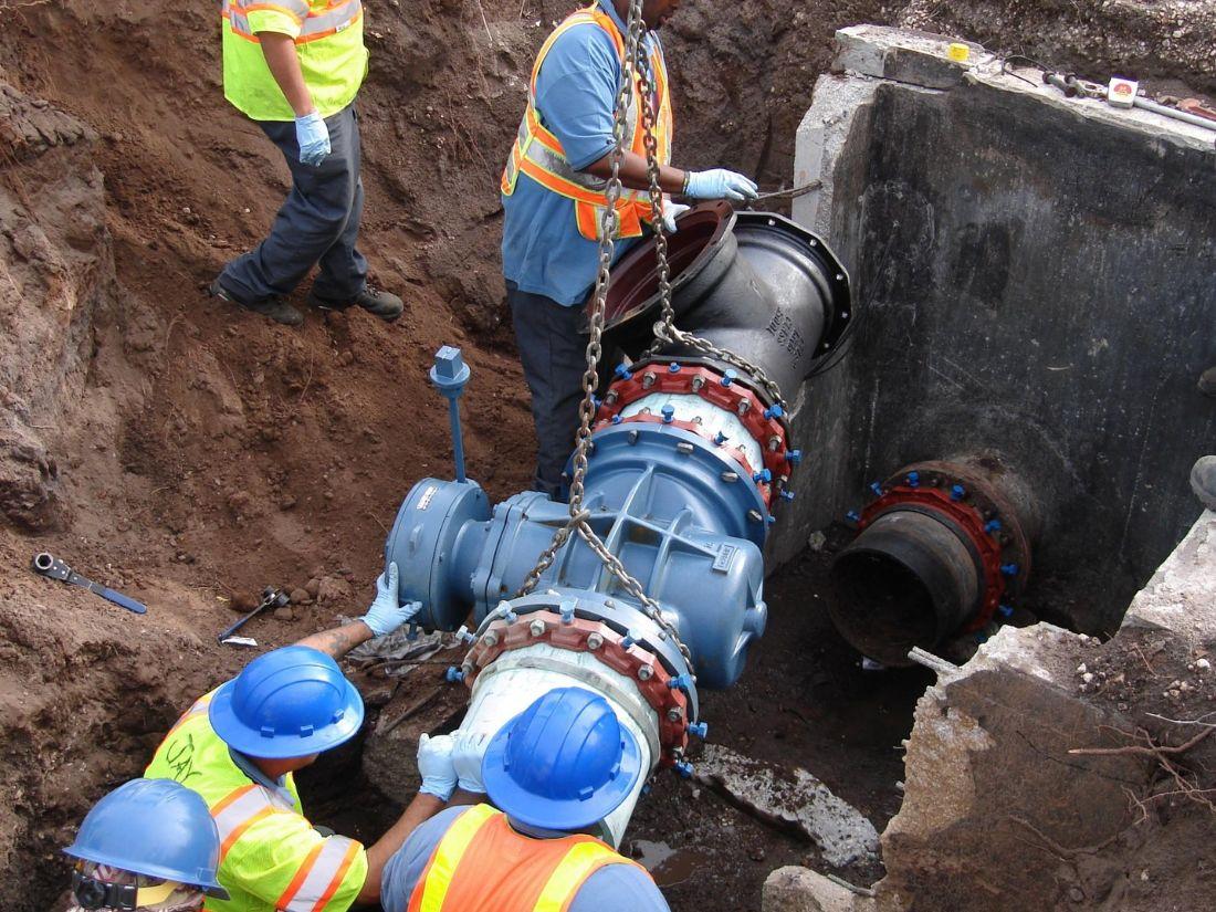 Técnicos realizando instalación y mantenimiento industrial