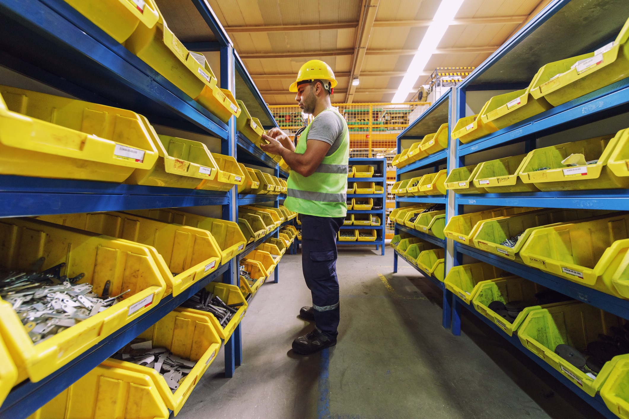 Almacén de refacciones y suministros industriales